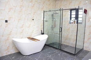 Dusche, Haartrockner, Bidet, Handtücher