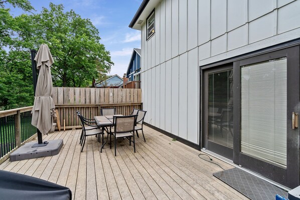 Outdoor dining - Comfortable 3-bedroom house. Sleeps 8. (Lenexa)