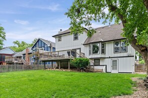 Exterior - Comfortable 3-bedroom house. Sleeps 8. (Lenexa)