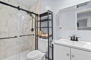 Jetted bath, hair dryer, towels, soap - Comfortable 3-bedroom house. Sleeps 8. (Lenexa)