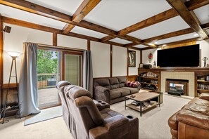 Smart TV - Comfortable 3-bedroom house. Sleeps 8. (Lenexa)