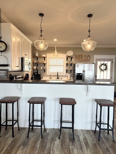 Lake Therapy Cottage with 3bds/2baths with exceptional Lake Front Views.