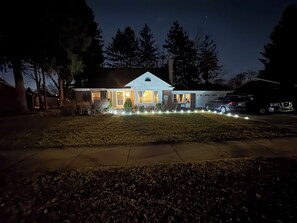 Exterior - Indoor heated pool & jacuzzi with 150" screen just 10 mins from Downtown Detroit (Redford)