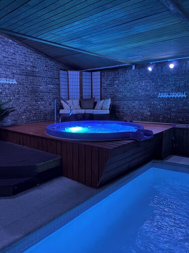 Indoor heated pool & jacuzzi with 150" screen just 10 mins from Downtown Detroit