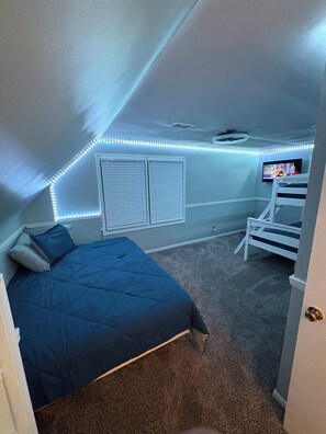 Room - Indoor heated pool & jacuzzi with 150" screen just 10 mins from Downtown Detroit (Redford)