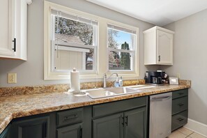 Fridge, microwave, oven, stovetop - Jewel's Rest 2 Bedroom Suite - Kull Kitchen - Full Bath (Damascus)