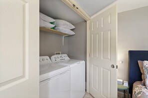 Interior - Jewel's Rest 2 Bedroom Suite - Kull Kitchen - Full Bath (Damascus)