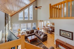 TV, stereo - 5 Bedroom/5 Bathroom Single Family Home at Coolidge Falls. Concierge Services Available (Lincoln)