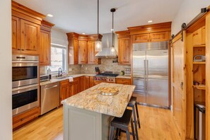 Fridge, microwave, oven, stovetop - 5 Bedroom/5 Bathroom Single Family Home at Coolidge Falls. Concierge Services Available (Lincoln)