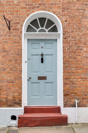 Exterior detail - Luxury Georgian Townhouse / sleeps 10 / parking (Chester)