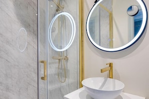 Shower, hair dryer, towels - Luxury Georgian Townhouse / sleeps 10 / parking (Chester)