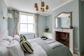 4 bedrooms, iron/ironing board, WiFi, bed sheets - Luxury Georgian Townhouse / sleeps 10 / parking (Chester)