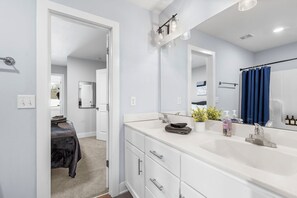 Bruser, hårtørrer, håndklæder, Sæbe