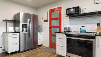 雪櫃、微波爐、焗爐、爐具