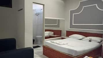 Suite Basic, AC, pemandangan kebun | Kamar mandi | Shower, handuk, sabun, dan tisu toilet