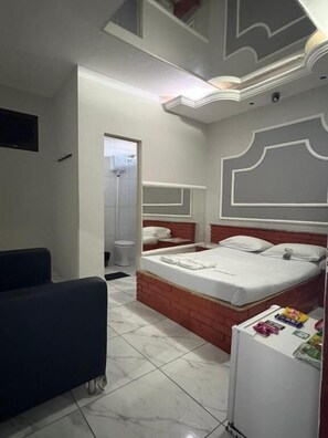 Phòng Suite cơ bản, m áy điều hòa, quang cảnh vườn | Phòng tắm | Buồng tắm vòi sen, khăn tắm, xà phòng, giấy vệ sinh 