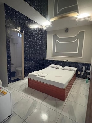 Basic Suite, Air conditioning, Garden View | Bathroom | Shower, towels, soap, toilet paper - Motel Fascinação (Contagem)