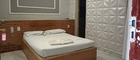 Suite de base, climatisation, vue sur le jardin | Minibar, bureau, espace de travail pour ordinateurs portables