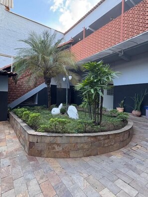 Suite básica, aire acondicionado, vista al jardín | Recepción