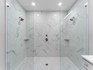 Studio (4 Bedrooms) | Bathroom - Deja Blue (Panama City Beach)