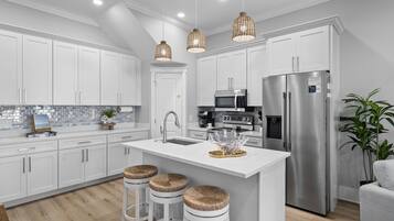 Studio (4 Bedrooms) | Private kitchen