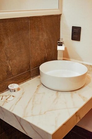 Shower, towels, soap, shampoo - Hotel Catedral Jojutla (Jojutla)