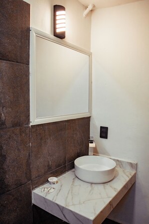 Habitación estándar | Baño | Ducha, toallas, jabón y champú