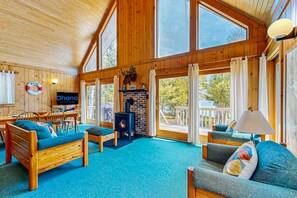 Tv, eldstad och en stereo