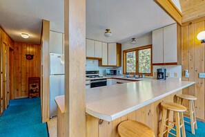 Mikrovågsugn, spishäll, kaffe- och tebryggare och brödrost