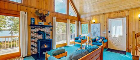 Televisión, chimenea y estéreo