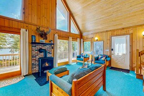 Tv, eldstad och en stereo