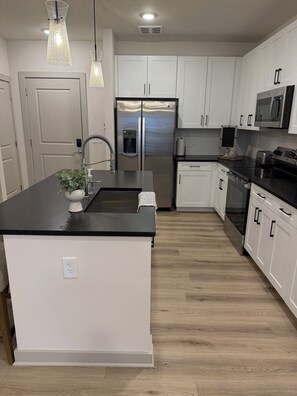 Microwave, oven, stovetop, dishwasher - Knoxville Weekend HQ within walking distance of Neyland Stadium (Knoxville)