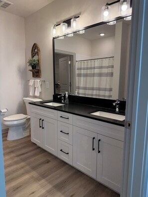 Secadora de cabello, toallas, jab ón, papel de baño 