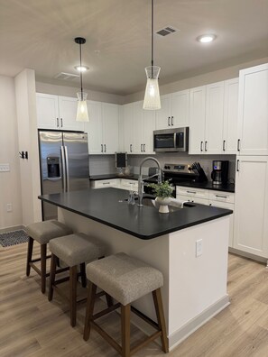 Mikroaaltouuni, uuni, liesi, astianpesukone