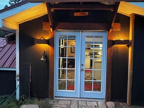 Exterior detail - Cozy 1-bedroom 1000 sqft Private Lodge on 6 peaceful acres in Colorado Springs (Colorado Springs)