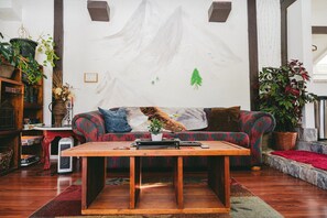 Interior - Cozy 1-bedroom 1000 sqft Private Lodge on 6 peaceful acres in Colorado Springs (Colorado Springs)