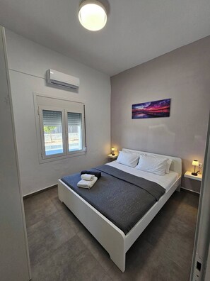2 habitaciones, tabla de planchar con plancha y cuna de viaje