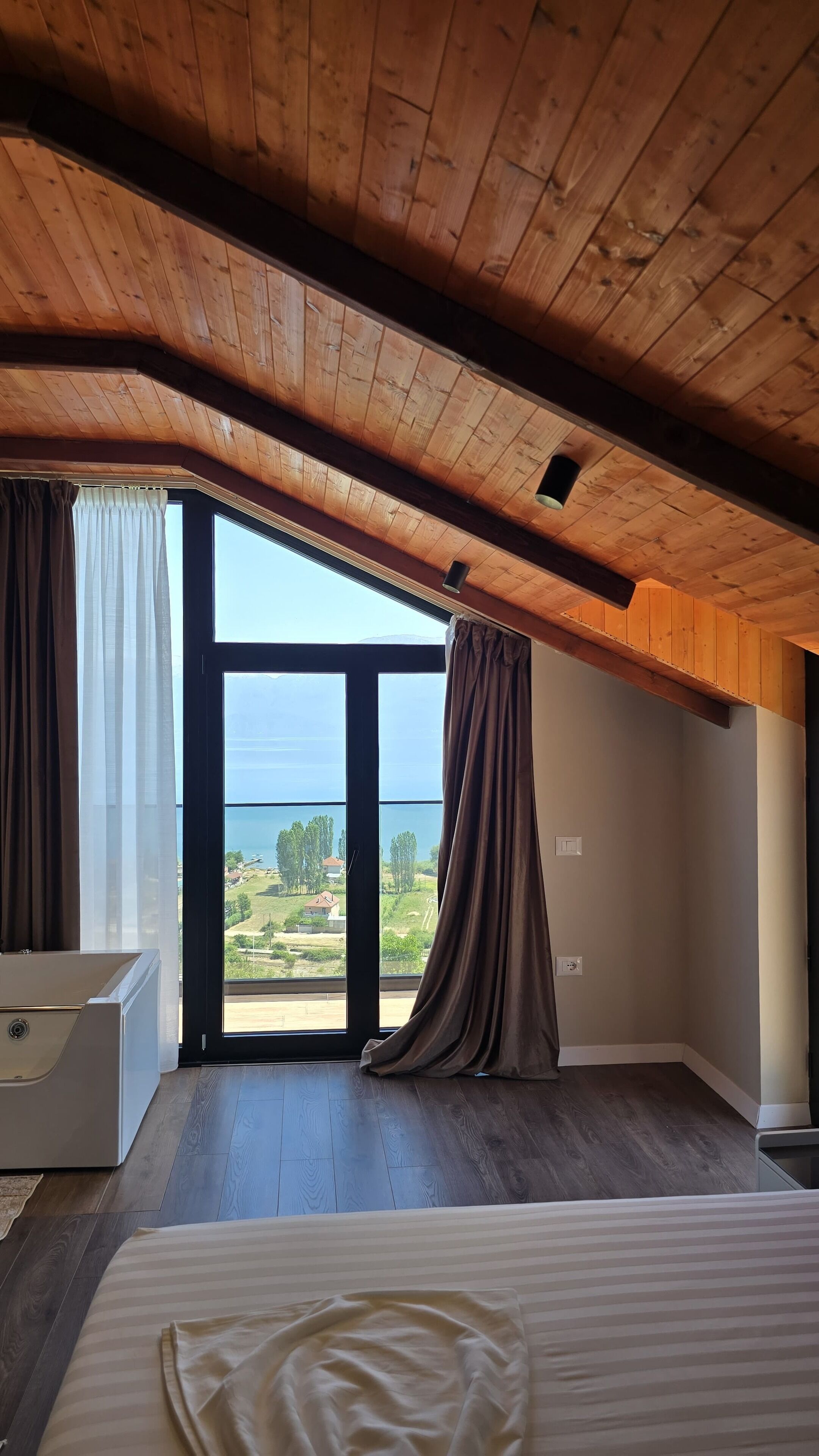 5 chambres, fer et planche à repasser, Wi-Fi, draps fournis