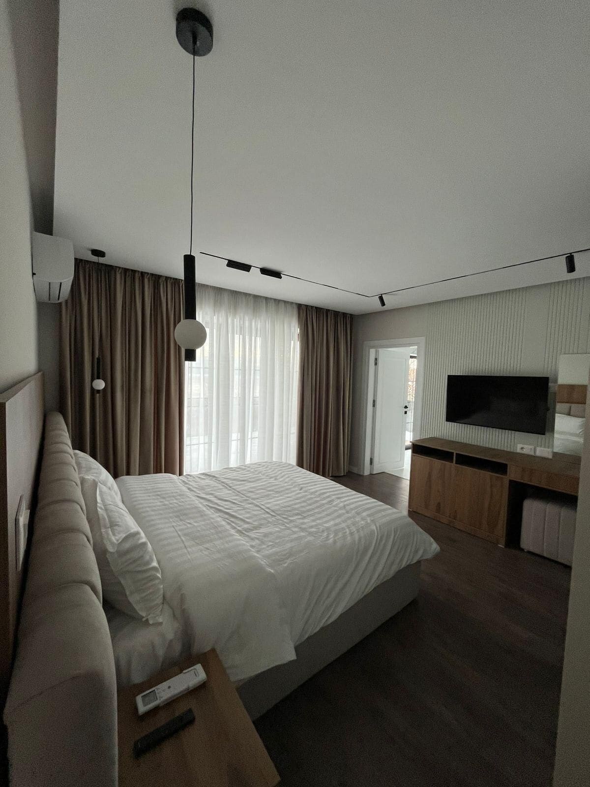 5 chambres, fer et planche à repasser, Wi-Fi, draps fournis