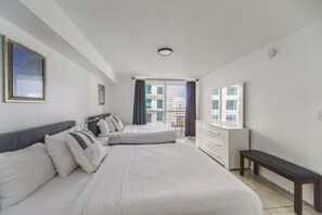 Appartement | Rideaux d’obscurcissement, fer et planche à repasser