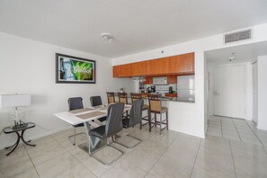 Dining - Brickell Bay 3304 (Miami)