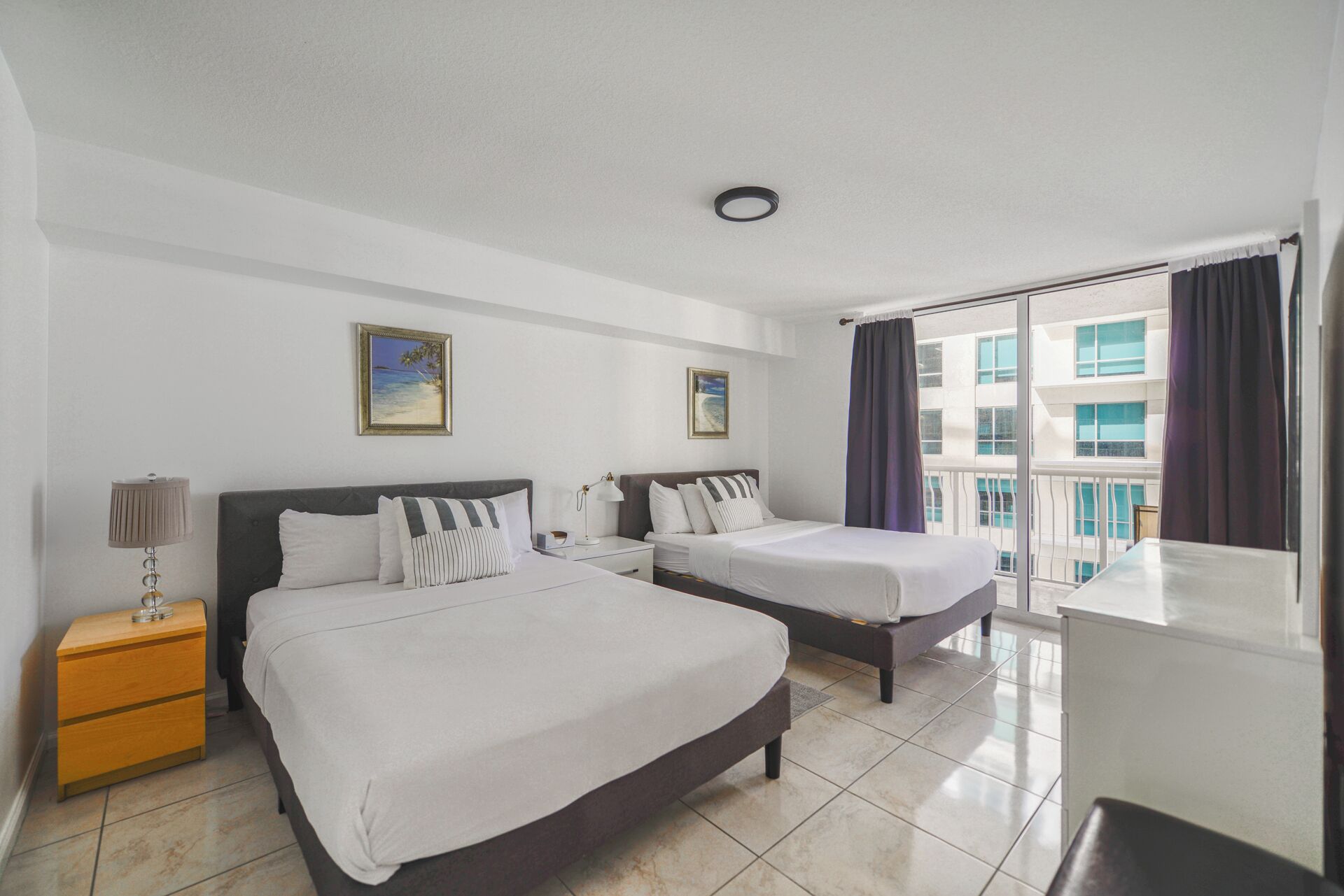 Appartement | Rideaux d’obscurcissement, fer et planche à repasser