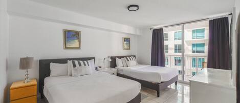 Appartement | Rideaux dâobscurcissement, fer et planche Ă repasser