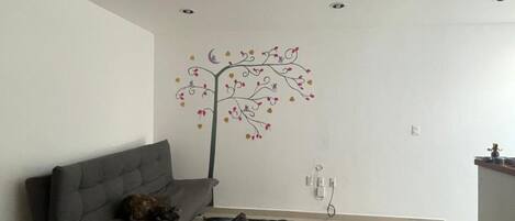 Smart TV, livros, biblioteca musical, aparelho de som