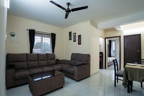 Departamento de lujo, 1 habitación, vista al lago | Área de sala de estar | Monitor de computadora y impresora 