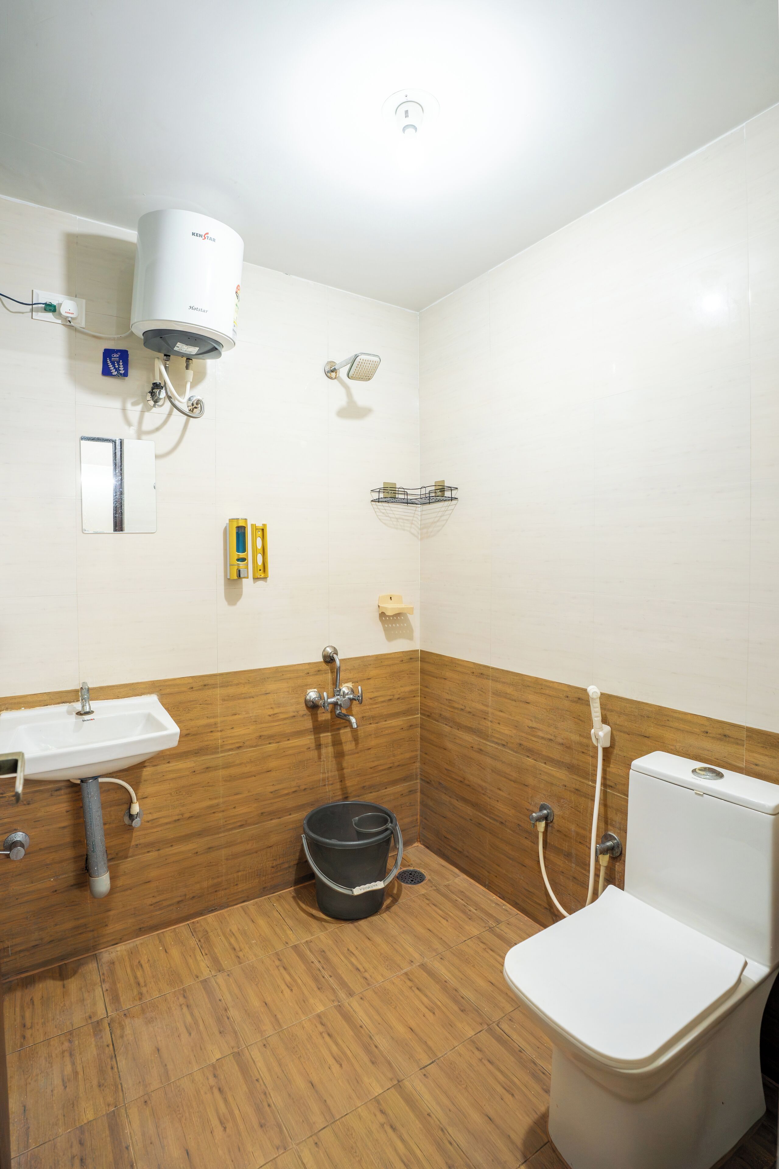 Luxury Apartment, 1 Bedroom, Lake View | Bathroom | Shower, towels, soap, shampoo