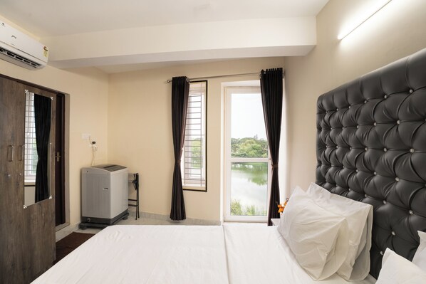 Luxury Apartment, 1 Bedroom, Lake View | In-room safe, laptop workspace, blackout drapes, soundproofing - AAFIYA LAKEVIEW APARTMENTS (Coimbatore)