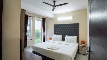 Apartemen Mewah, 1 kamar tidur, pemandangan danau | Brankas, ruang kerja ramah laptop, tirai kedap cahaya, dan kedap suara