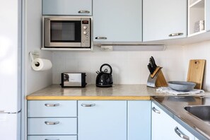 Kjøleskap, mikrobølgeovn, ovn og oppvaskmaskin