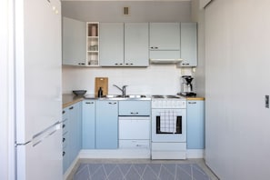 Kühlschrank, Mikrowelle, Ofen, Geschirrspüler